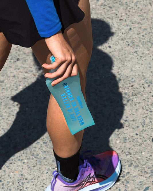 Botella Soft Flask Celeste Finisher 500cc - Life is Better When You´re Running
